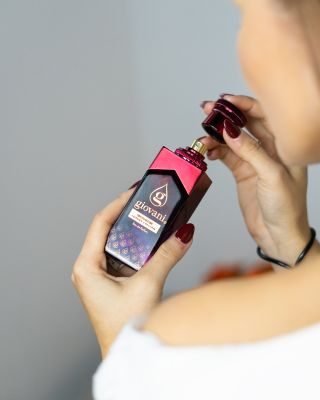💕👑 Giovani® SIGNATURE – vonj z edinstvenim značajem, ki združuje globino, eleganco in kanček skrivnosti. ✨ Igrivo poudari...