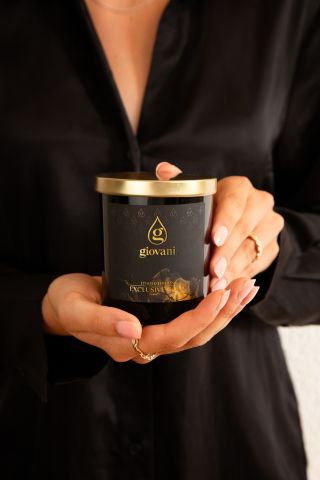 ✨🍊 Sladko-svež izbruh razkošja in edinstvenosti v kombinaciji vanilije in mandarine. EXCLUSIVE GOLD — sveča, ki vas ogreje...